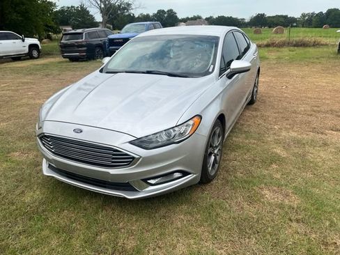 Used 2017 Ford Fusion SE w/ Equipment Group 201A FWD image 2