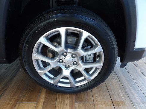 Used 2024 Jeep Compass Latitude w/ Sun and Sound Group AWD/4WD image 4