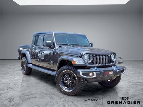 Used 2025 Jeep Gladiator Sport AWD/4WD image 1