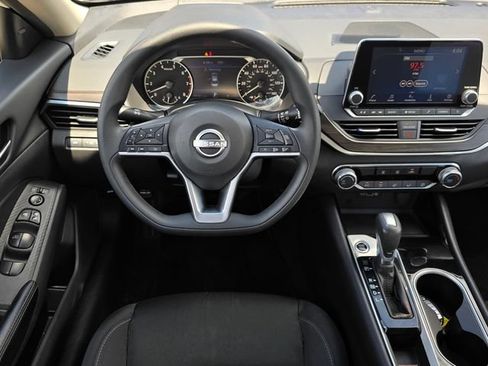 Used 2024 Nissan Altima 2.5 SV FWD image 13