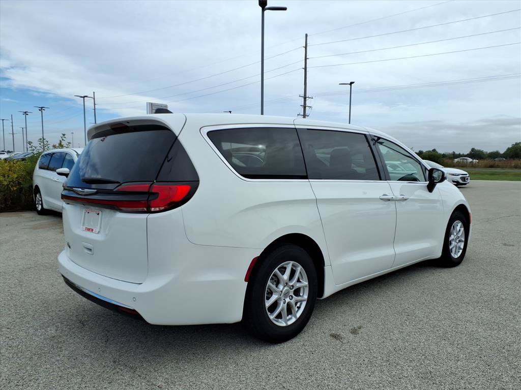 Used 2023 Chrysler Pacifica Touring-L FWD image 3