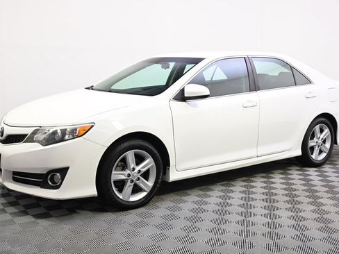 Used 2014 Toyota Camry SE w/ Fleet Convenience Package FWD image 2