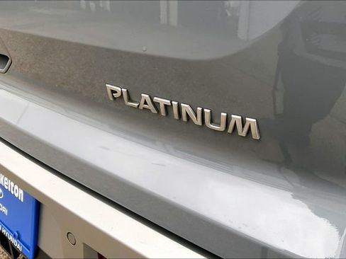 Used 2024 Nissan Pathfinder Platinum image 7