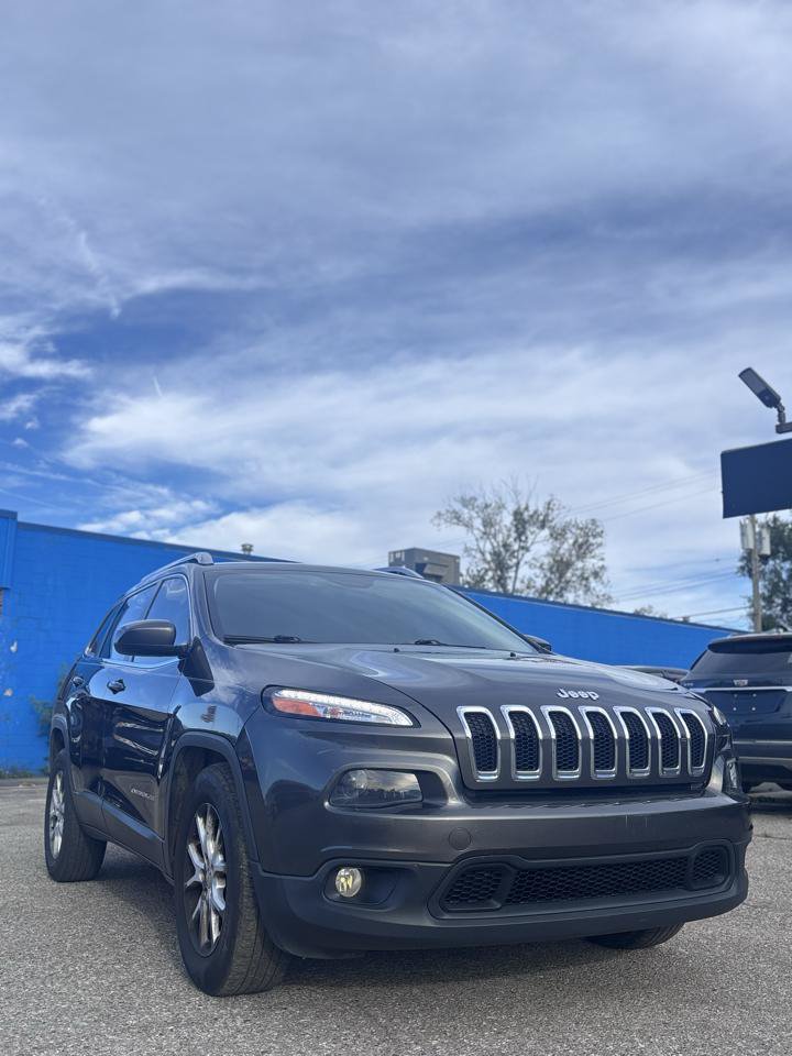 Used 2015 Jeep Cherokee Latitude w/ Comfort/Convenience Group FWD image 2