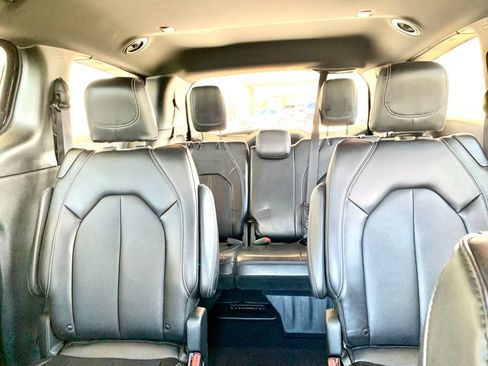Used 2025 Chrysler Pacifica Select FWD image 42