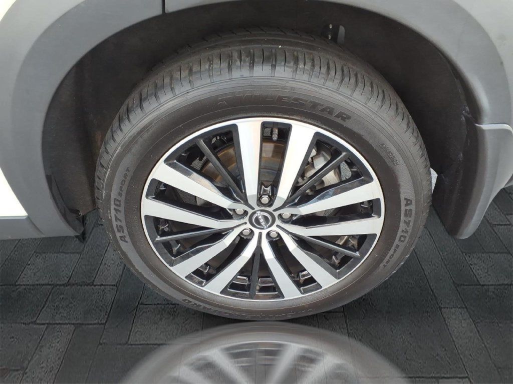 Used 2024 Nissan Pathfinder Platinum FWD image 11