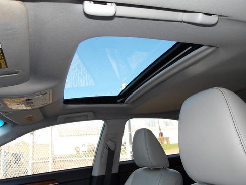 Used 2013 Lexus ES 300h w/ Luxury Pkg image 16