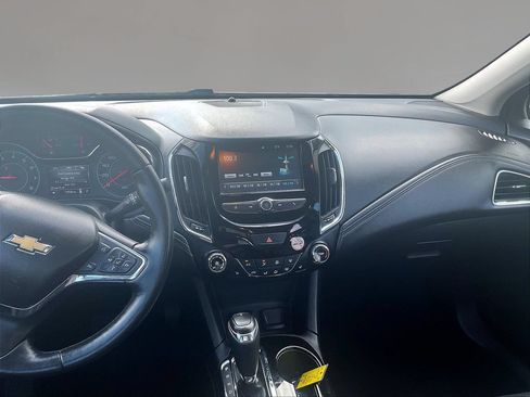 Used 2018 Chevrolet Cruze Premier FWD image 9