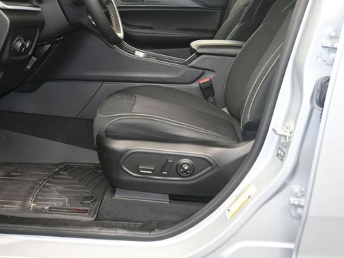 Used 2024 Jeep Grand Cherokee L Laredo RWD image 20