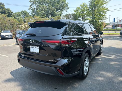 Used 2024 Toyota Highlander LE AWD/4WD image 9