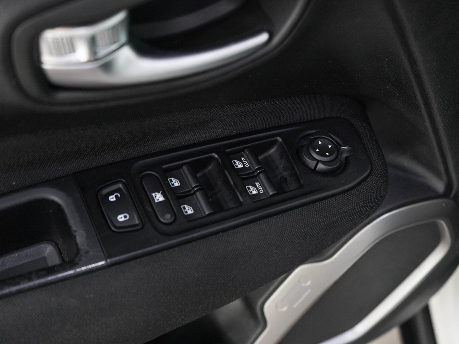 Used 2021 Jeep Renegade Latitude AWD/4WD image 19