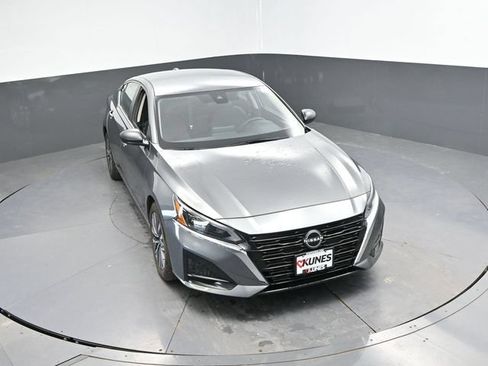 Used 2025 Nissan Altima 2.5 SV FWD image 37