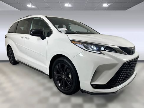 Used 2023 Toyota Sienna XSE image 6