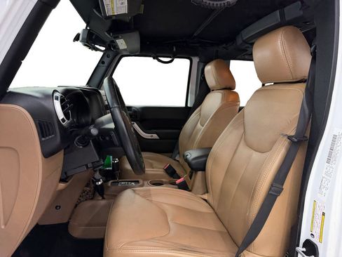 Used 2014 Jeep Wrangler Unlimited Sahara w/ Connectivity Group AWD/4WD image 10