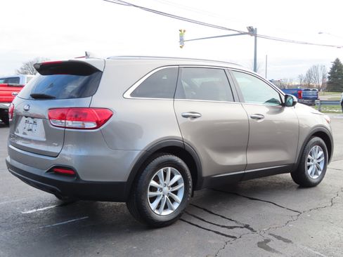 Used 2017 Kia Sorento LX w/ LX Convenience Package image 6