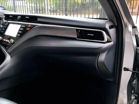 Used 2018 Toyota Camry SE image 18