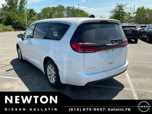 Used 2023 Chrysler Pacifica Touring-L FWD image 5