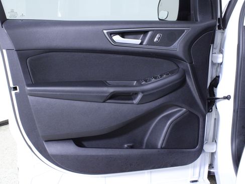 Used 2019 Ford Edge SE image 18