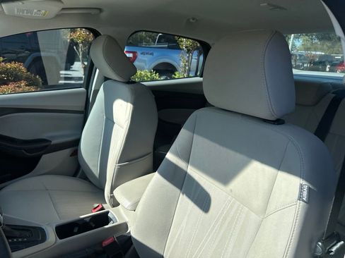 Used 2017 Ford Focus SE image 9