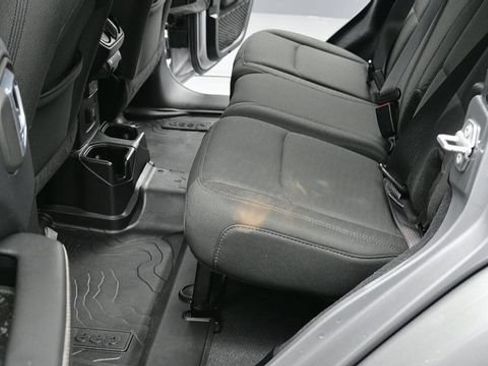 Used 2018 Jeep Wrangler Unlimited Sahara AWD/4WD image 15