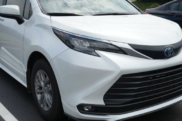 Used 2025 Toyota Sienna XLE FWD image 3