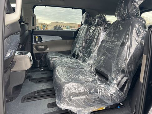 New 2026 Kia Carnival EX image 12