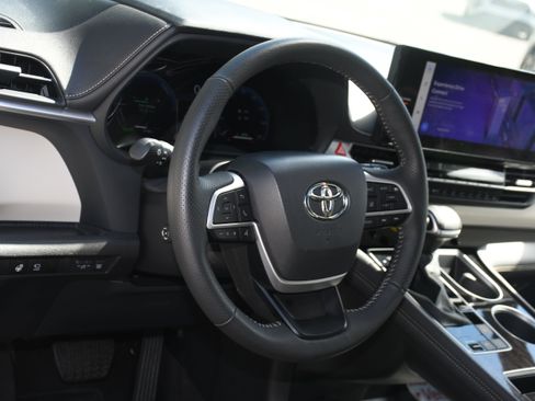 Certified 2025 Toyota Sienna Platinum AWD/4WD image 9