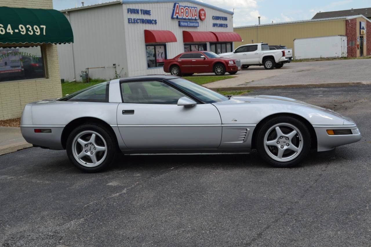 Used 1996 Chevrolet Corvette Coupe RWD image 13