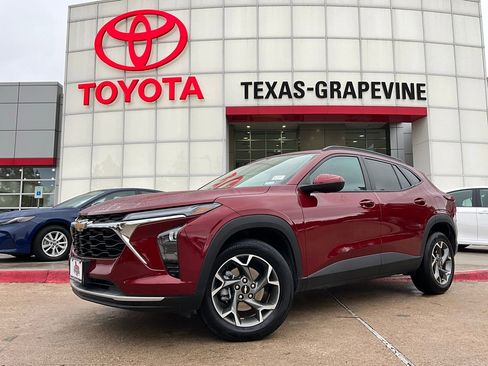 Used 2025 Chevrolet Trax LT image 2