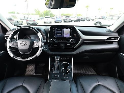 Used 2020 Toyota Highlander XLE AWD/4WD image 33