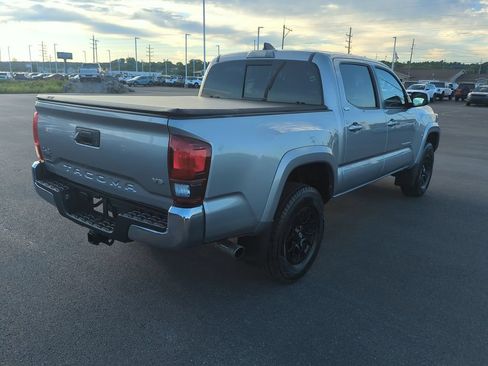 Used 2020 Toyota Tacoma SR5 AWD/4WD image 8