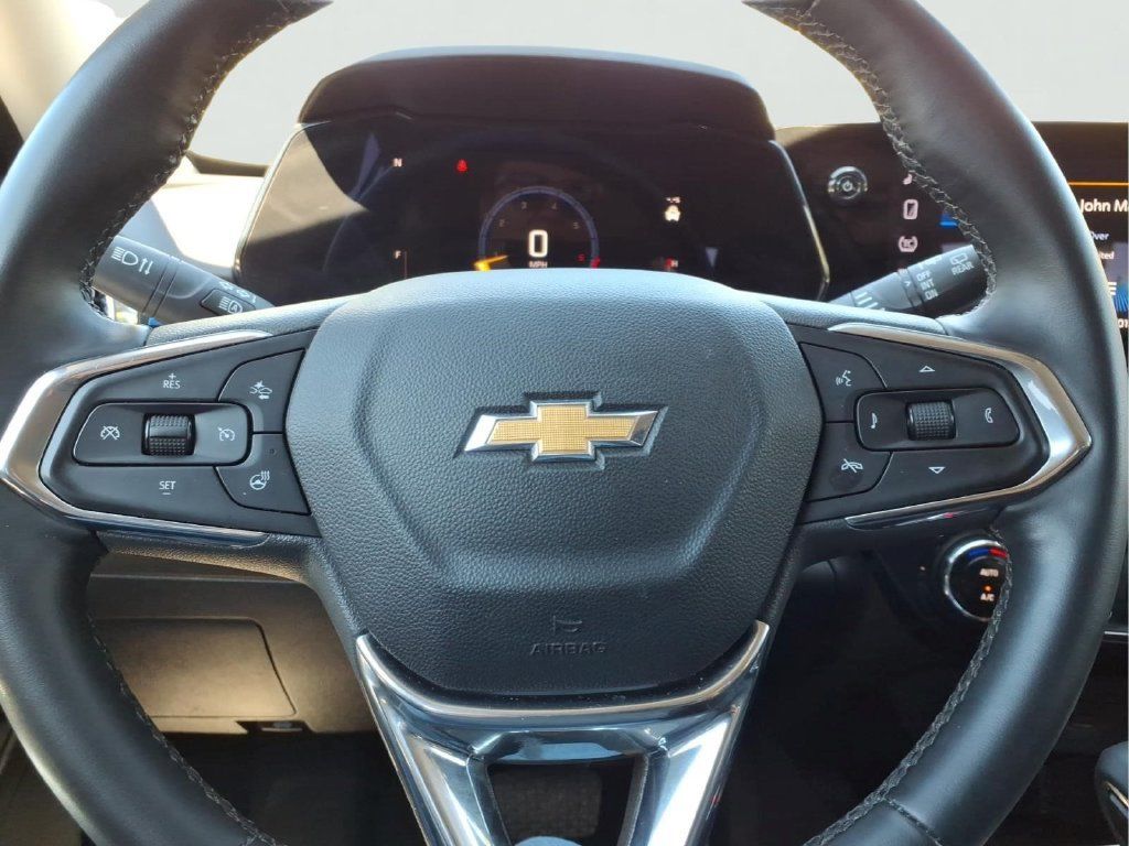 Used 2025 Chevrolet Trax LT w/ LT Convenience Package FWD image 11