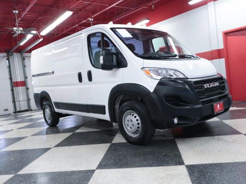Used 2025 RAM ProMaster 2500 w/ Convenience Group FWD image 3