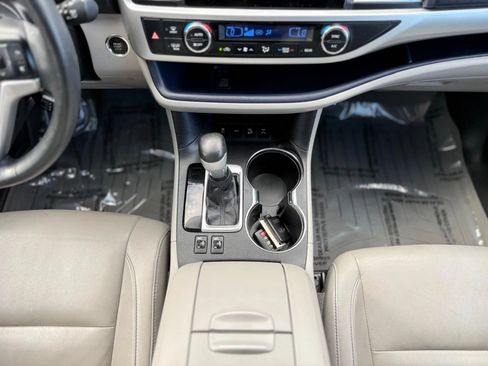 Used 2014 Toyota Highlander XLE AWD/4WD image 17
