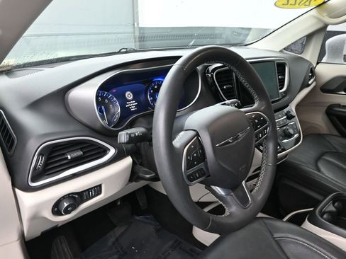 Used 2022 Chrysler Pacifica Touring-L image 16