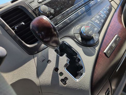 Used 2013 Toyota Sienna XLE FWD image 25