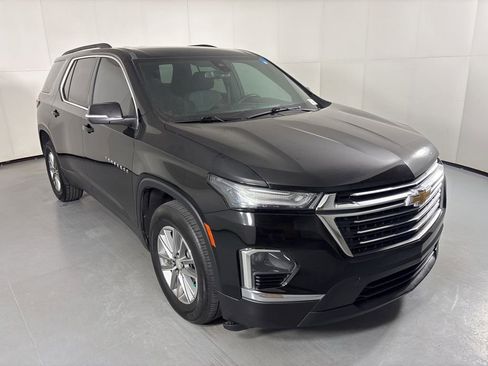 Used 2023 Chevrolet Traverse LT FWD image 2