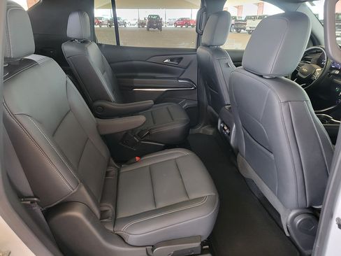 Used 2025 Chevrolet Traverse LT FWD image 7
