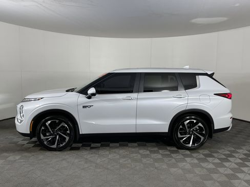 Used 2025 Mitsubishi Outlander SE image 3
