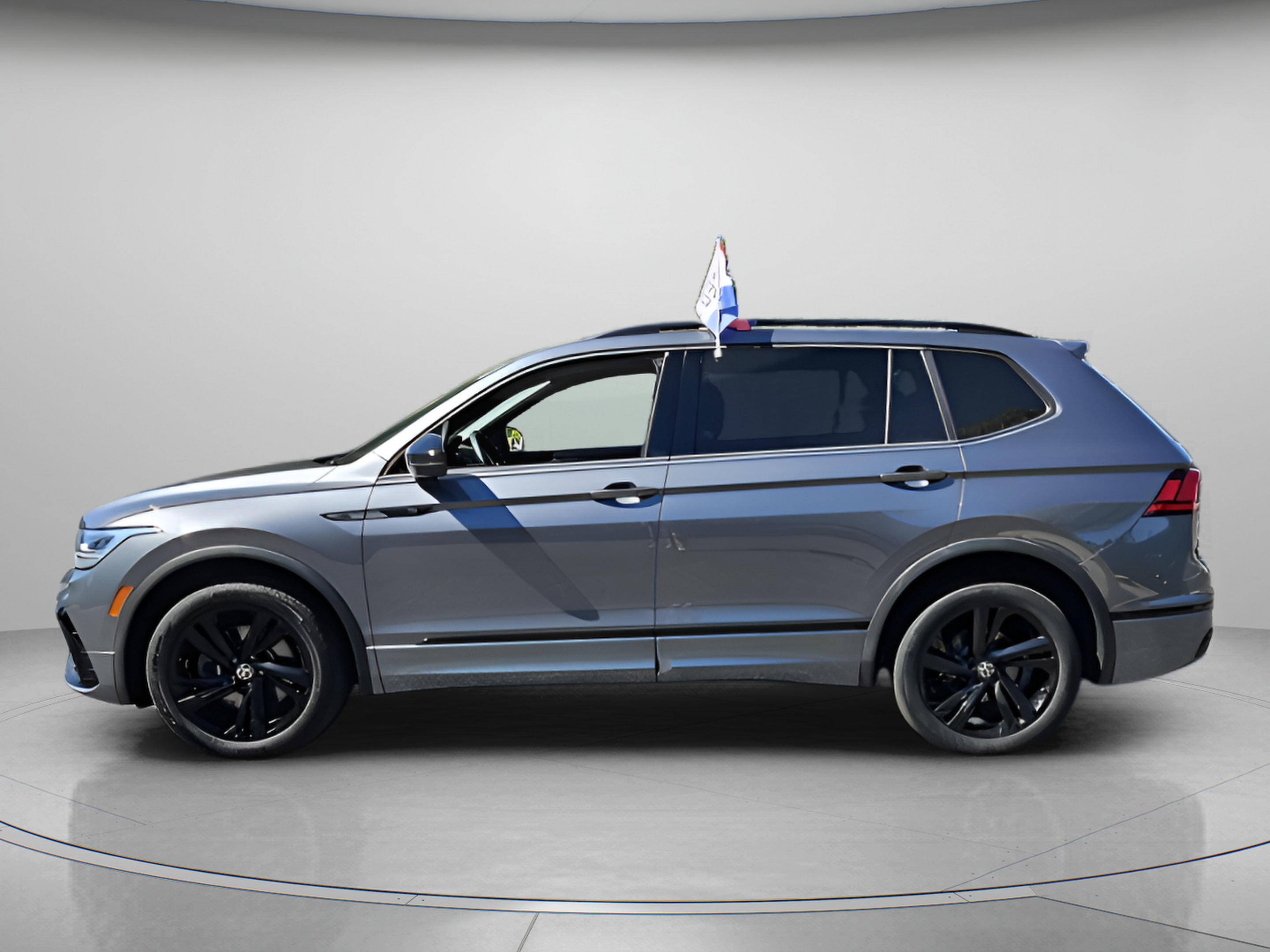 Used 2023 Volkswagen Tiguan SE R-Line FWD image 2
