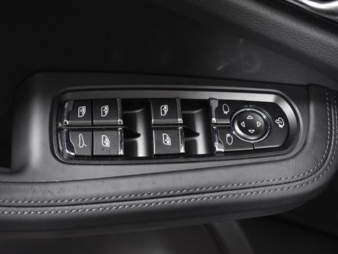 Used 2026 Porsche Macan AWD/4WD image 34
