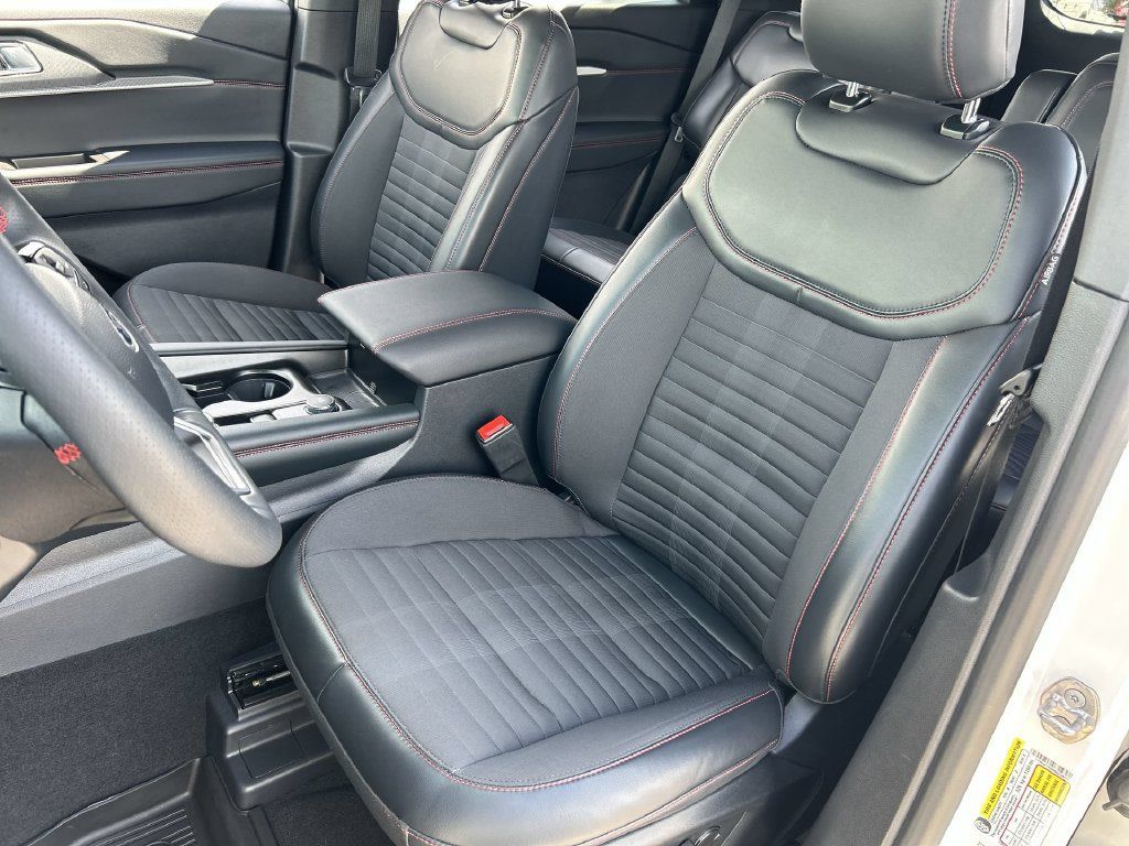 Used 2025 Ford Explorer ST-Line w/ Premium Package RWD image 19