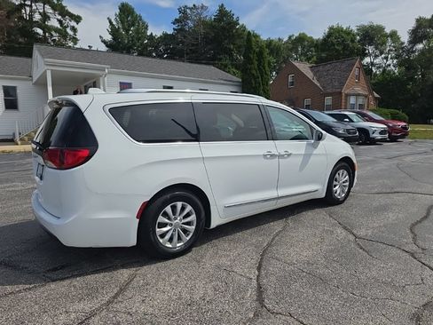 Used 2019 Chrysler Pacifica Touring-L FWD image 5