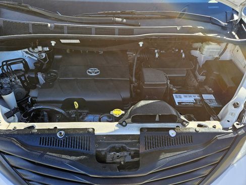 Used 2016 Toyota Sienna L image 50