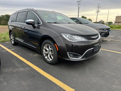 Used 2017 Chrysler Pacifica Limited w/ UConnect Theater Package FWD image 7