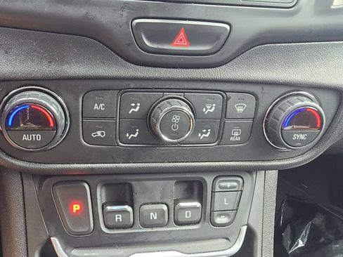 Used 2018 GMC Terrain SLE w/ Driver Convenience Package FWD image 27