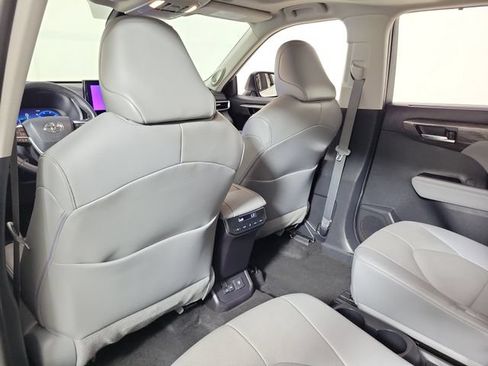 Used 2023 Toyota Highlander Limited FWD image 11