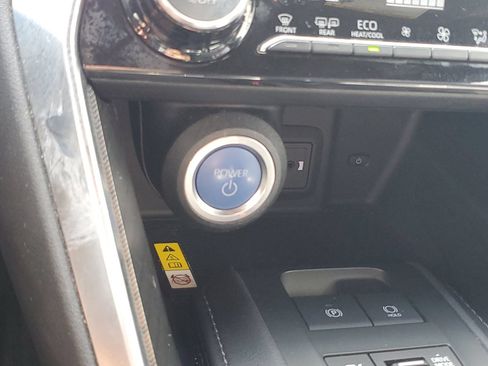 Certified 2022 Toyota Venza XLE AWD/4WD image 28