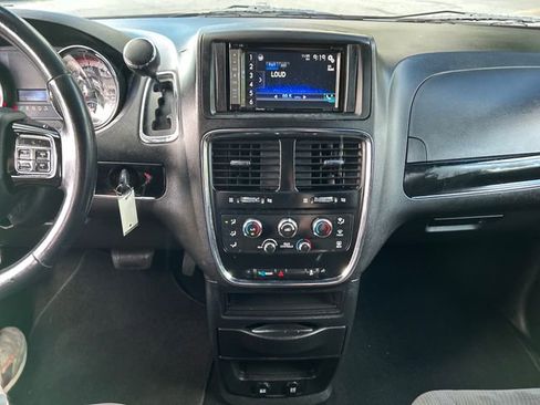 Used 2018 Dodge Grand Caravan SE image 18