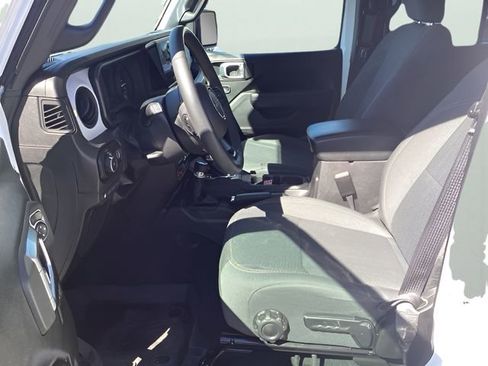 Used 2024 Jeep Wrangler Unlimited image 9
